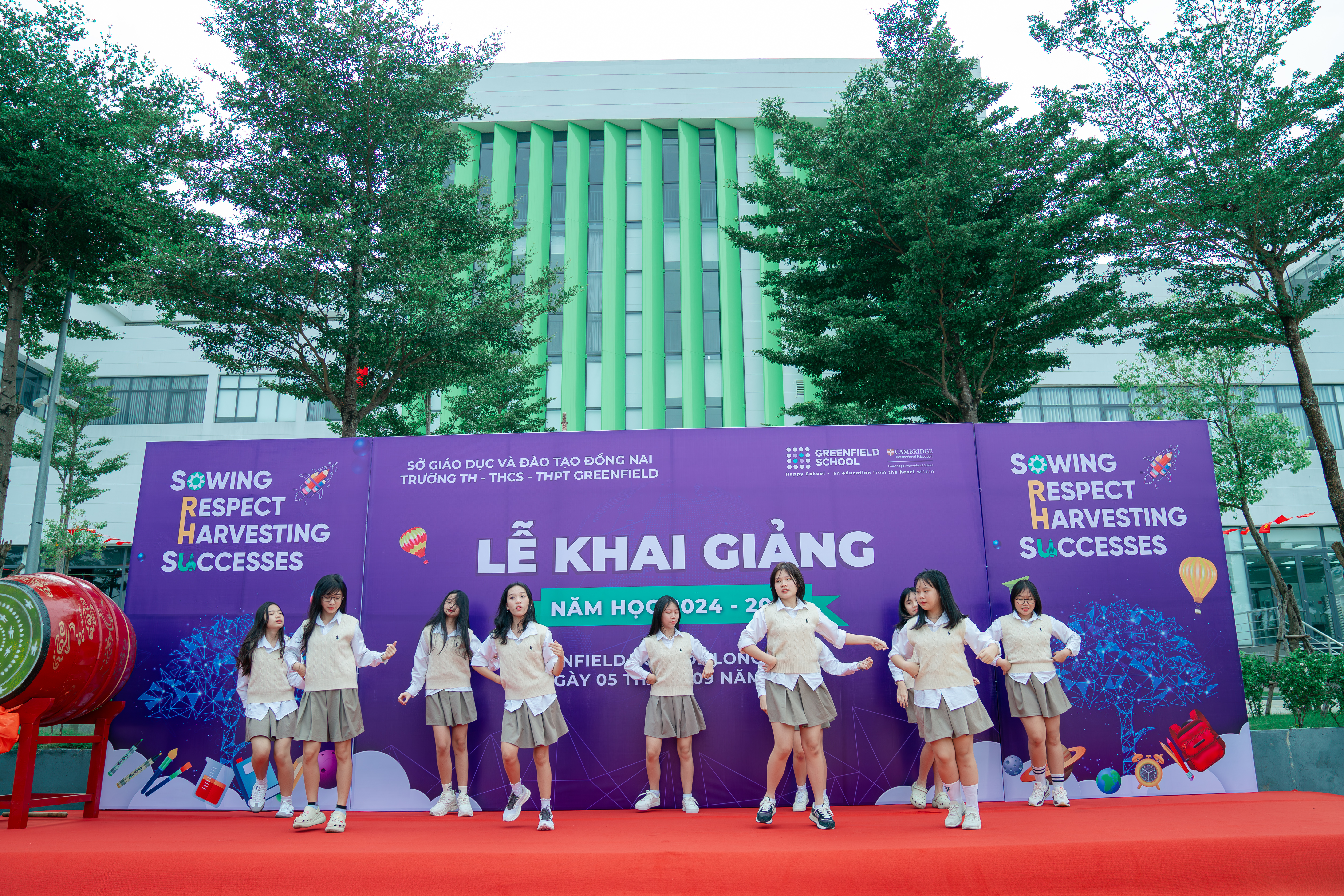 Hoc-sinh-Greenfield-school-bieu-dien-van-nghe